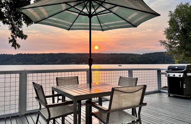 Vashon-Maury cozy cabin by the water