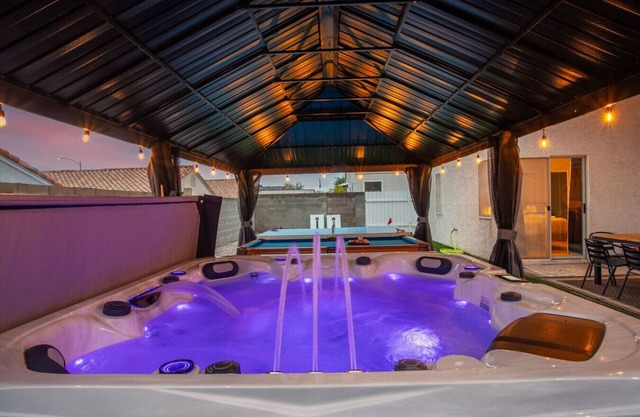 Vegas Relaxing 4 BR Outdoor Games Galore