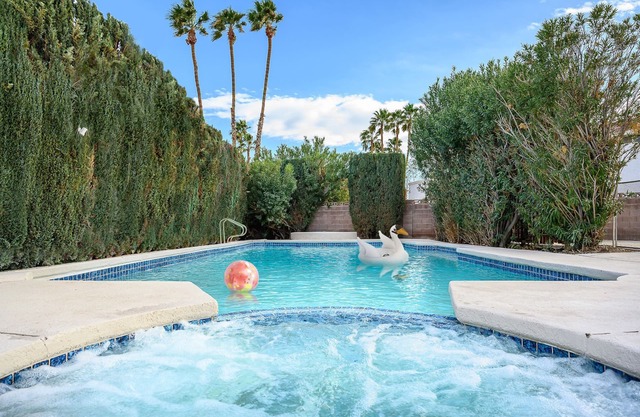 Vegas Retreat with heated pool/spa minutes from Harry Reid airport & the Strip!
