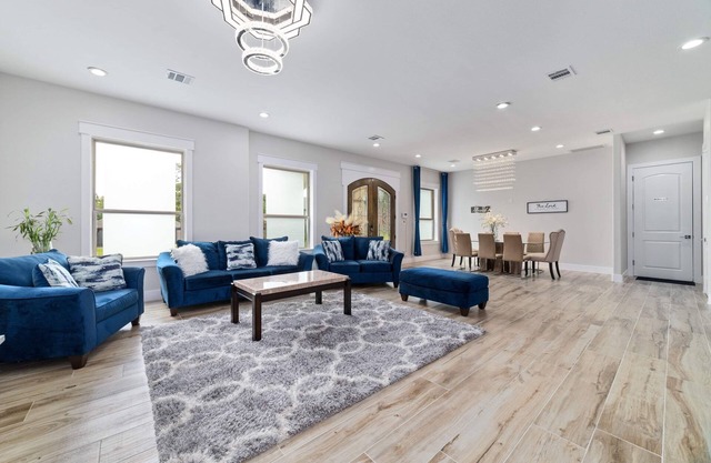 VENIZ by Hobby Airport minimum 31 days stay