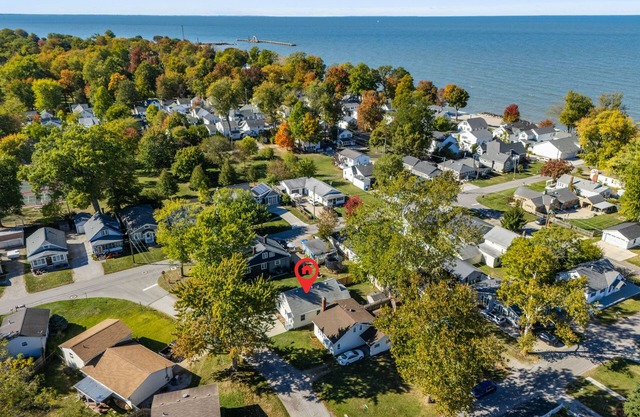 Vermilion cottage with 6 beds, beach access, AC, WiFi, dishwasher & pet friendly