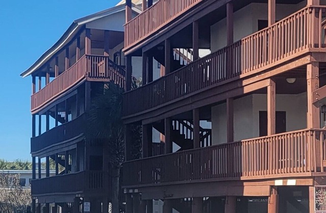 VERY BEACHY STUDIO CONDO!!!!!