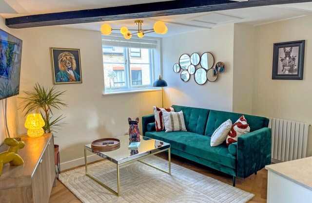 Very best location - Luxury boutique flat by river