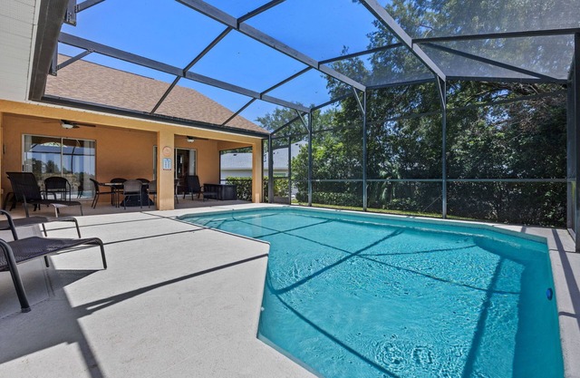 VERY CLEAN & SPACIOUS! Pool, Game Room, BBQ, 2 King Masters-Close to Disney!