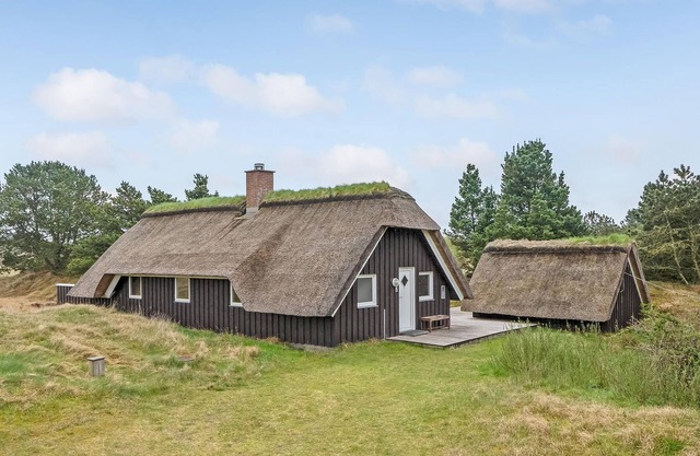 Very nice cottage with thatched roof.