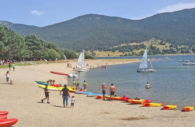 Very nice T3, at the foot of the slopes, village center, large corner balcony, lake view