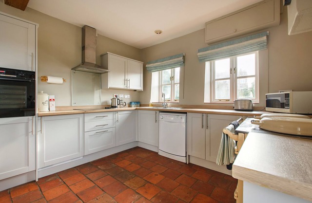 VERY POPULAR COTTAGE Nr Blakeney walk to coast, Wiveton Bell, Dog Welcome.