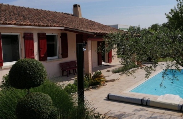 Very pretty villa with swimming pool near Avignon