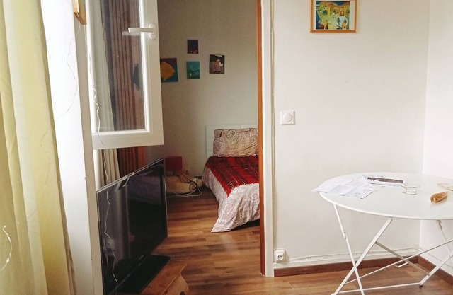 Very quiet, sunny apartment. Pets allowed.