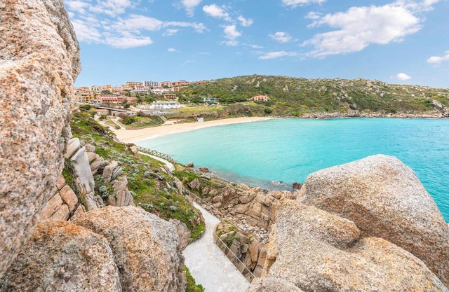 Very simple but functional apartment that allows you to reach in a few minutes the most beautiful de