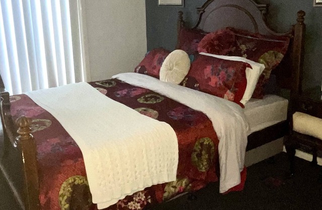 Very spacious home overlooking Tamworth with 5 bedroom 3 lounge rooms pool + AC
