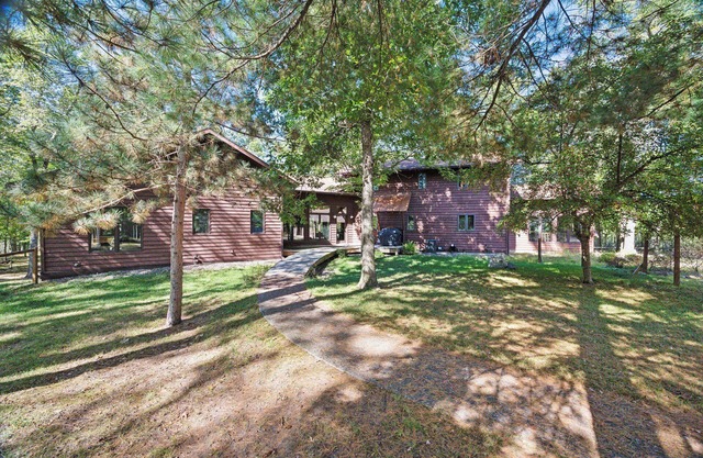 Very spacious lakefront 4-bedroom cabin with AC and WiFi in charming Spooner