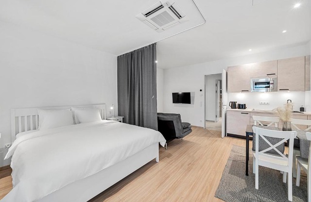 VibeStudio 304 - Central - AC - Licensed - Parking Nearby