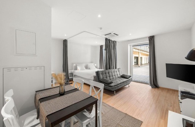 VibeStudio 404 - Central - AC - Licensed - Parking Nearby