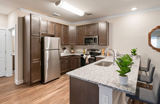 Vibrant 2 beds/2 baths apartment, just 1 mile from Stafford Hospital