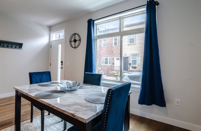 Vibrant and Modern 3bd townhouse in Fishtown w/ rooftop and parking