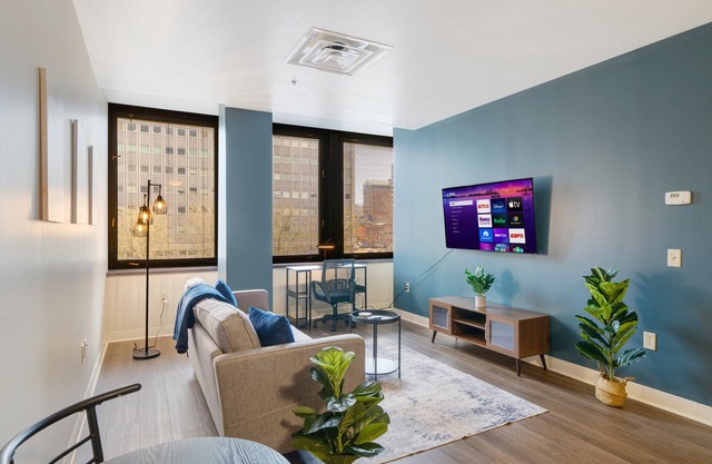 Vibrant Luxury | PRIME LOCATION | 24/7 Valet Gym Terrace Roku