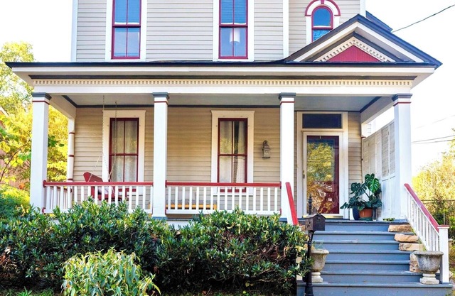 Victorian 1-bedroom apartment in a house with AC, WiFi in welcoming East Point