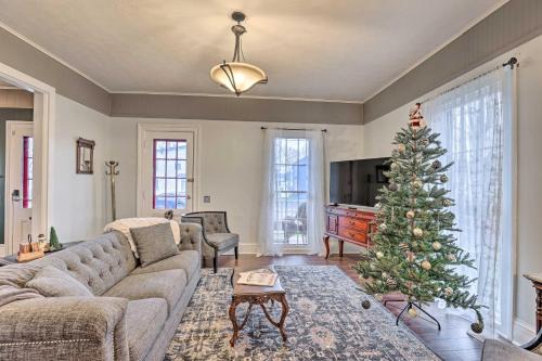 Victorian Home in Penn Yan about 1 Mi to Keuka Lake!