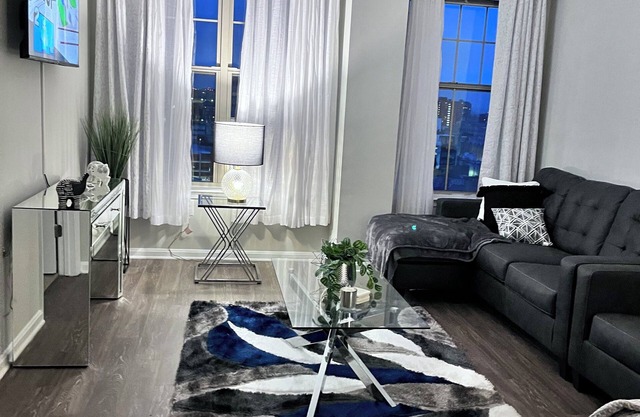 Victory Penthouse Retreat – Modern 2BED/2BATH