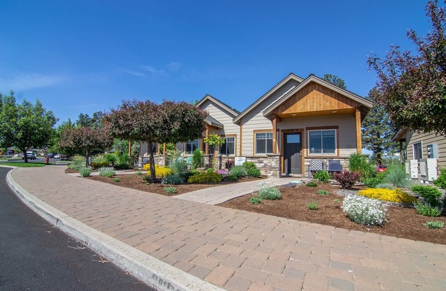 Views! 1 Blk to Town,New+Spotless, pets ok- North