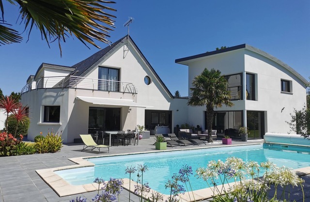 VILLA 385m2, LARGE POOL, JACUZZI and SPA, SAUNA, BILLIARD, GARDEN 8000m2