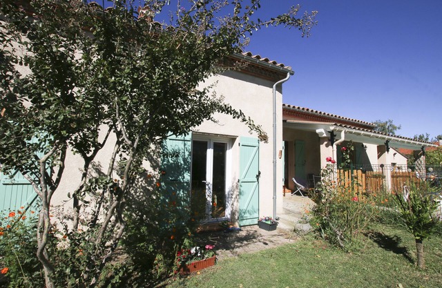 Villa 4 faces large garden, quiet, mountain view, near river and lake