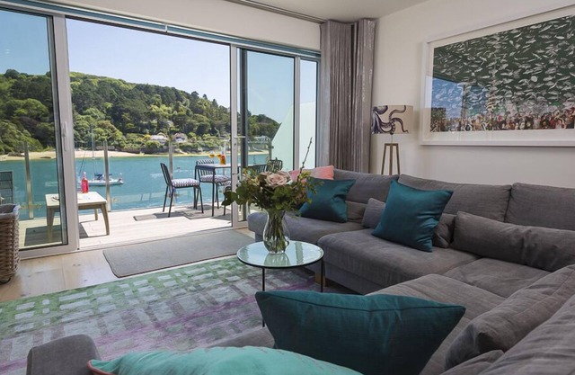 VILLA 8, ESTURA, family friendly, luxury holiday cottage in Salcombe