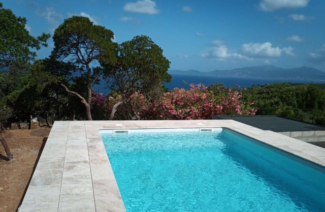 Villa 8 p, very quiet, comfortable, breathtaking view of the golf course and the maquis