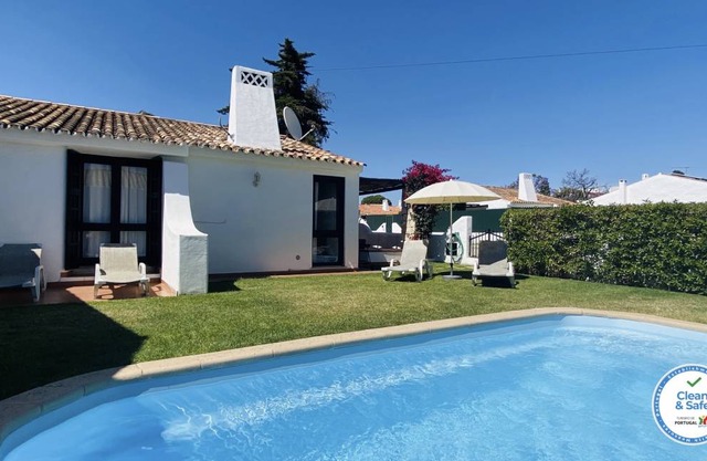 Villa, Albufeira, 2 bedrooms, 200 m from the Strip, 500m from the beach, pool and garden
