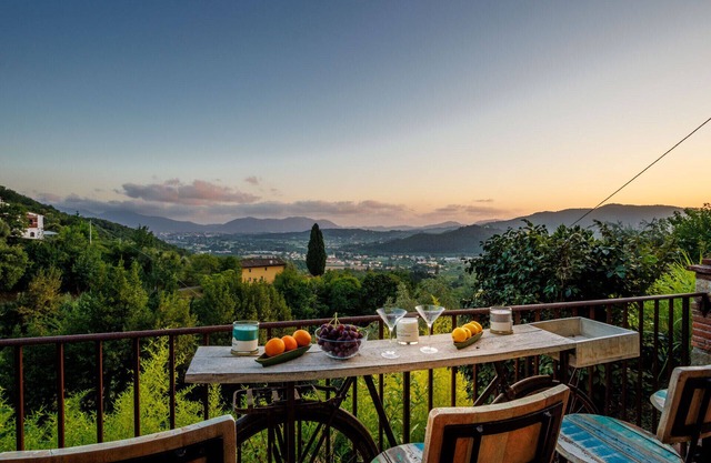 Villa Alice, panoramic stone farmhouse to sleep 10 with pool in Lucca