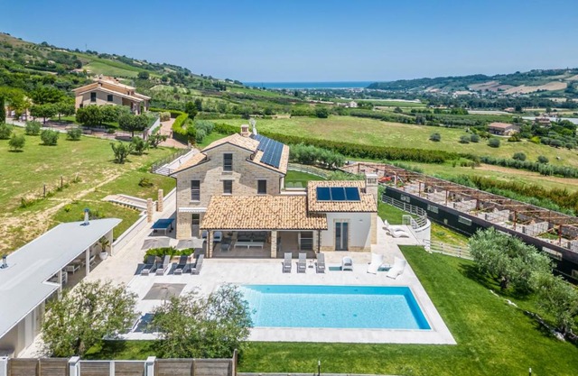 Villa Amore di Ada - Modern Design Villa - AirCo, Private Pool & Near The Beach