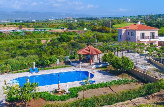 Villa Athina Finiki: Private pool and gardens, A/C, Wi Fi, sea views