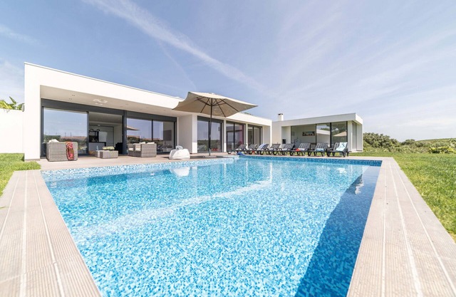Villa Bahia - Modern Villa with private heatbale pool - 5 min from the beach!
