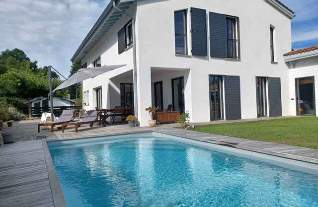 Villa Basque Country between calm sea and mountain golf.