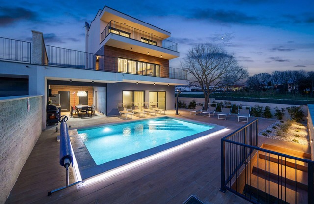 Villa Bay I near Medulin for 9 people with heated pool - playground & whirpool only 100 meters from the beach - pet friendly