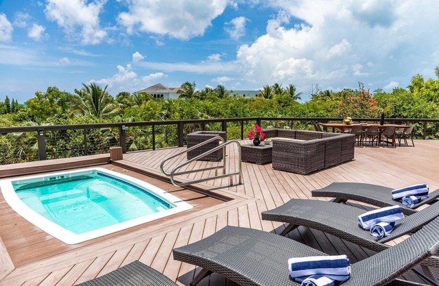 Villa Blu - A contemporary 3 BDR/BTH Villa minutes from the beach