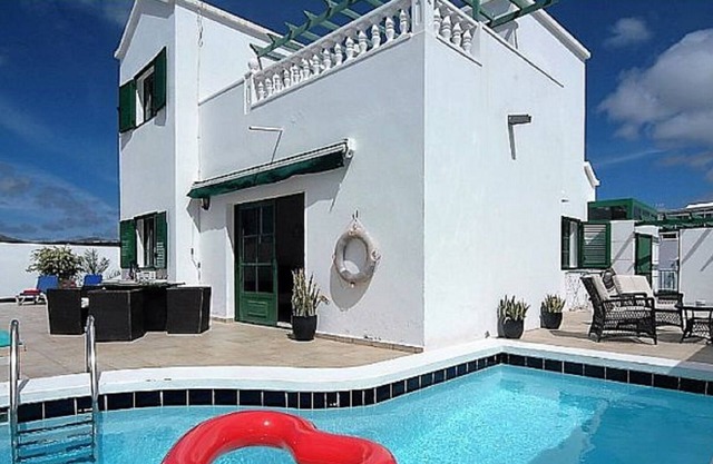 Villa Blue skies 2, villa with private pool, 10 minute walk to beach/main strip