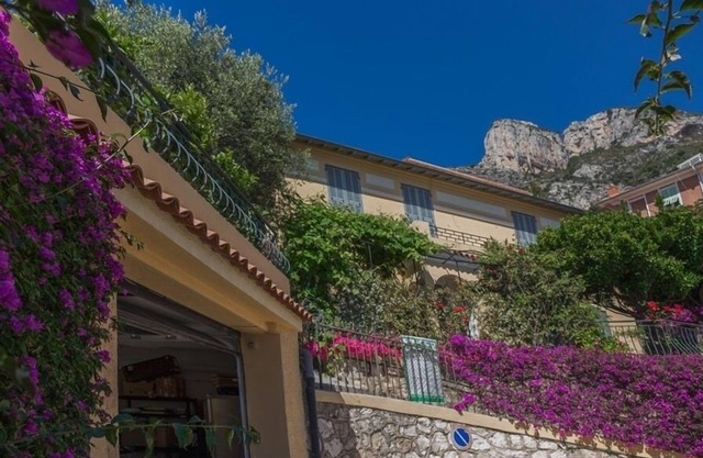 Villa built in the 1920's, recently restored and close to Monaco and beach