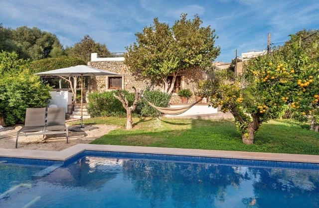 Villa Can Massienet, charming village house with pool and clear views in Búger