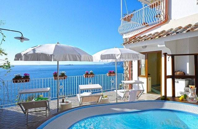 Villa Carilla A: An elegant apartment which faces the sun and the sea, with Free WI-FI.