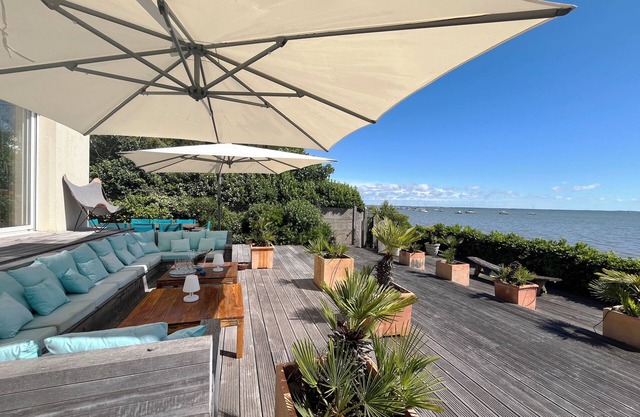 Villa Cissia and its terrace overlooking the beach, for dreamy moments.