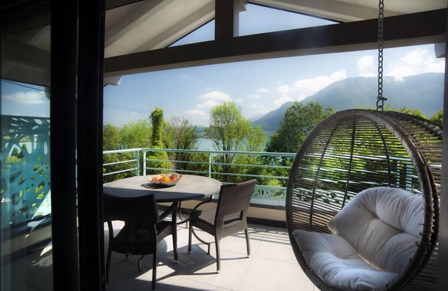 Villa 'Comme Un Voyage' with Lake View, Wi-Fi and Air Conditioning