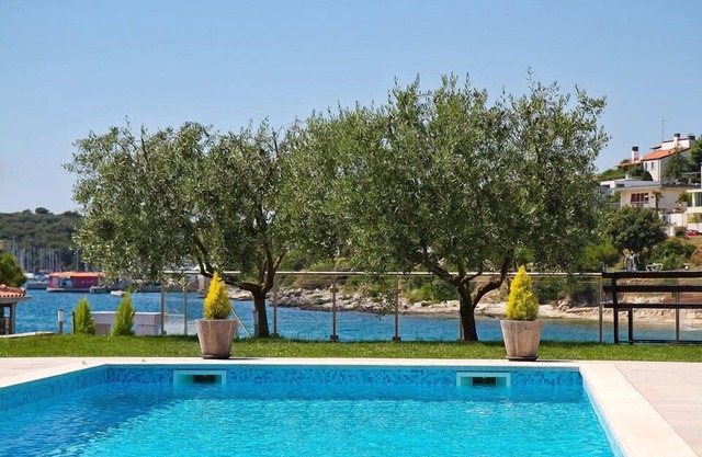 Villa Contessa Luxury Seafront Villa in Pula with Private Pool (Istria - Pjescana Uvala)