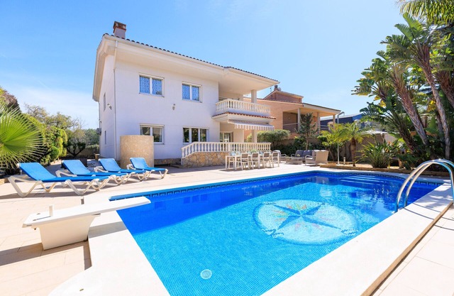 VILLA DE LUJO EN LA LLOSA para 12 personas. 7 Dormitorios y piscina privada