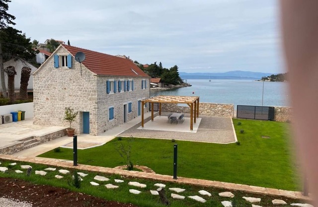 Villa Diocletian* Solta, Premium traditional stone house next to the sea