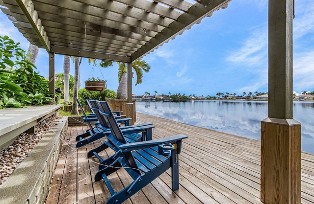 Villa Dolphin – Waterfront at 8-Lakes Area