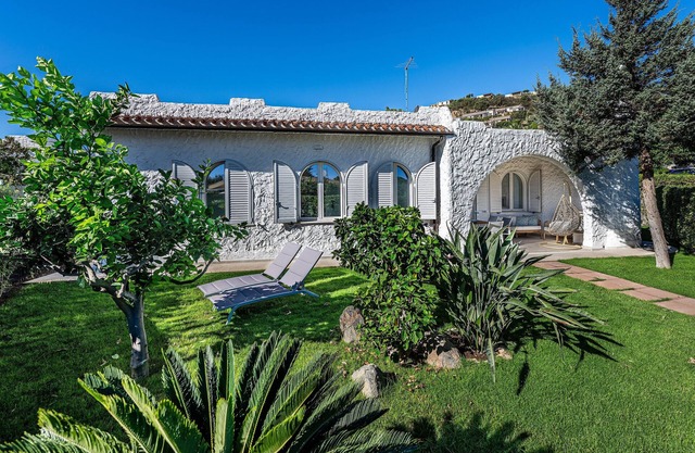 Villa 'Donatella' with Private Terrace, Wi-Fi and Air Conditioning