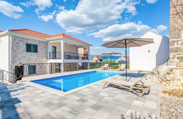 Villa Elegant Stone - Three Bedroom Villa, Sleeps 6