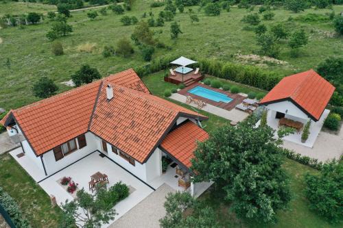 Villa Ena with Pool & Jacuzzi